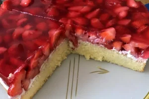 Erdbeerkuchen mit Paradiescreme Rezept: Schmand und frischer Sahne