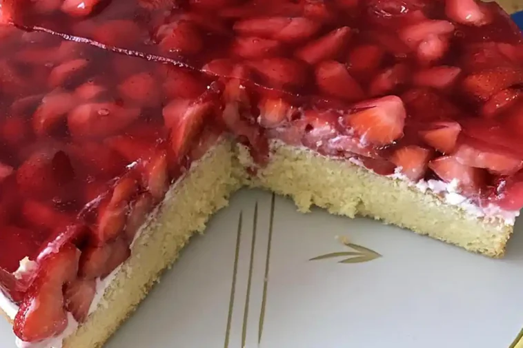Erdbeerkuchen mit Paradiescreme Rezept: Schmand und frischer Sahne