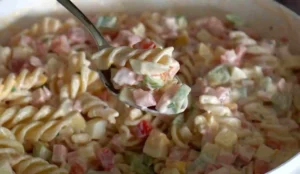 Nudelsalat mit leckere Geheimsoße Rezept