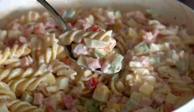 Nudelsalat mit leckere Geheimsoße Rezept