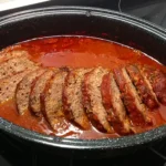 Paprika-Feta-Hackbraten aus dem Backofen mit Tomatensauce Rezept