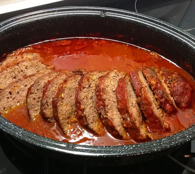 Paprika-Feta-Hackbraten aus dem Backofen mit Tomatensauce Rezept