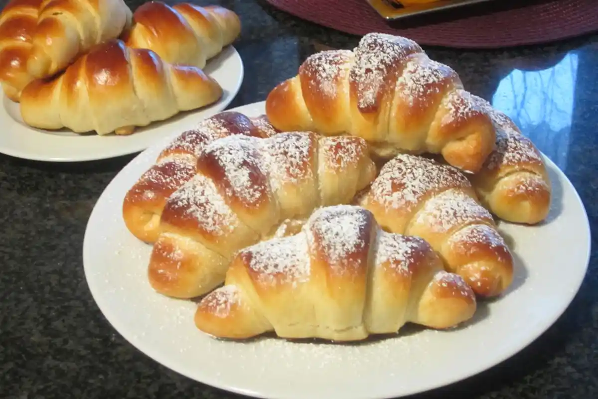 Schnelle Softe Frühstücks-Hörnchen Rezept - Schnelle und Einfache Rezepte