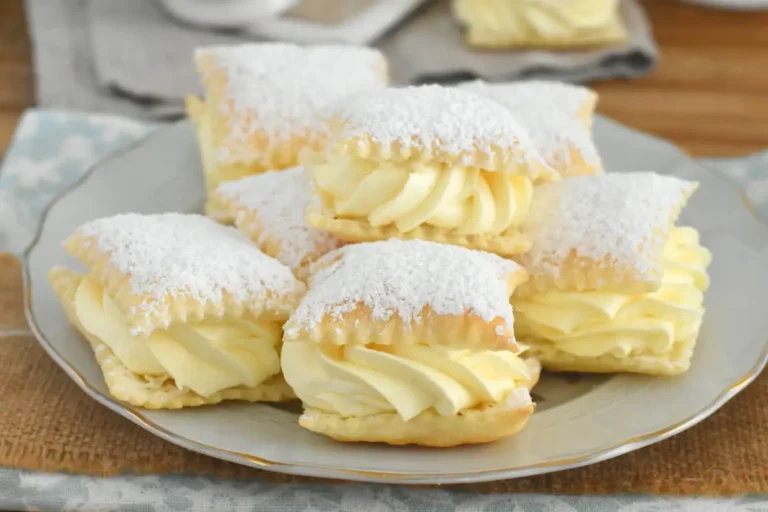 Blätterteig schnitten - Teilchen gefüllt mit Paradiescreme Rezept