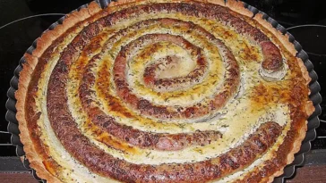 Bratwurst Torte mit Senfkruste Rezept