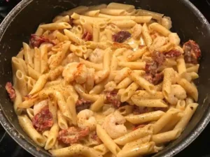Cremiger Nudelauflauf mit Tomaten und Mozzarella Rezept