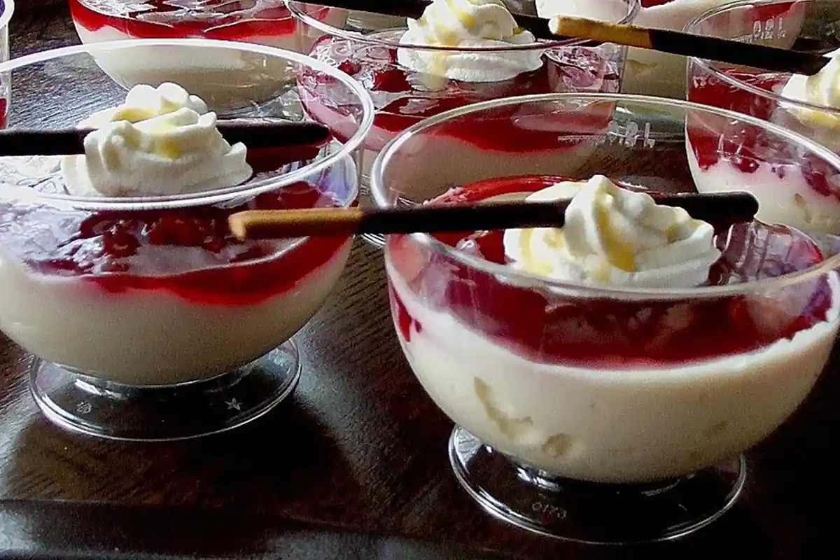 Eierlikörcreme mit Früchten Rezept