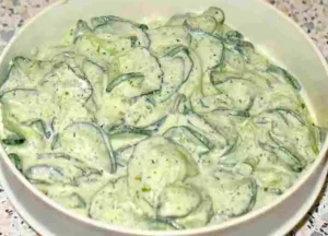Gurkensalat mit Joghurt Rezept in 3 Minuten zubereitet