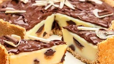 Käsekuchen mit kinderriegel & vanillepudding Rezept