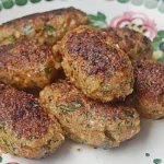Türkische Hackröllchen mit Gurkenjoghurt und Salat Rezept