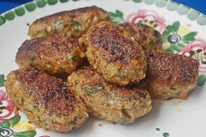Türkische Hackröllchen mit Gurkenjoghurt und Salat Rezept