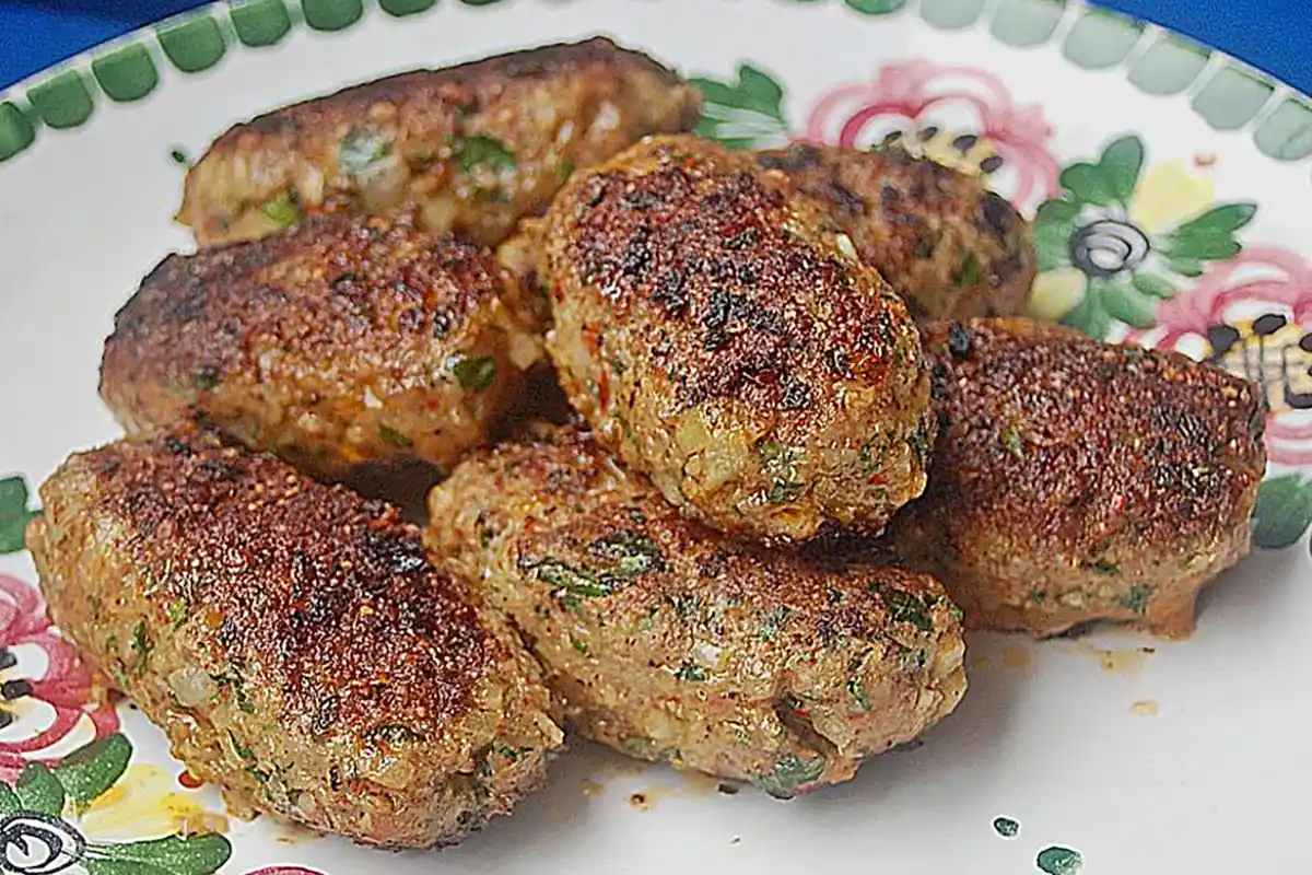 Türkische Hackröllchen mit Gurkenjoghurt und Salat Rezept