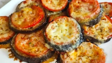 Auberginentörtchen mit Tomaten und Käse Rezept: So bereiten Sie diese tolle Vorspeise zu