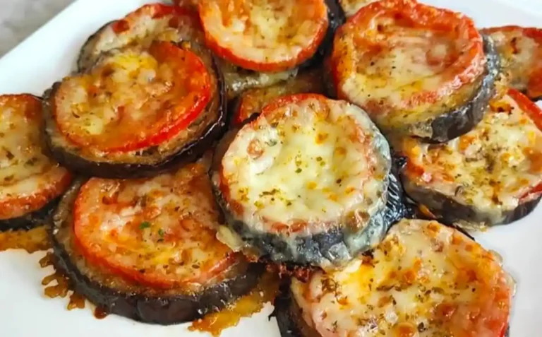Auberginentörtchen mit Tomaten und Käse Rezept: So bereiten Sie diese tolle Vorspeise zu