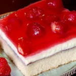 Erdbeerschnitte mit Pudding-Quark-Creme und Frucht-Gelee Rezept