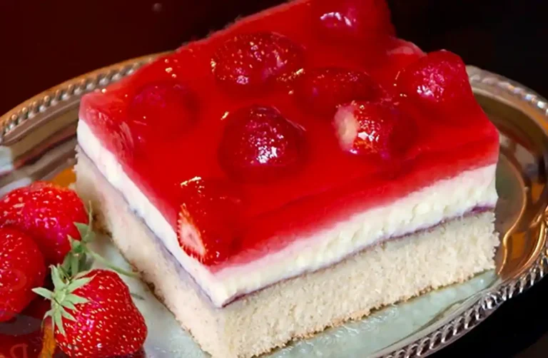 Erdbeerschnitte mit Pudding-Quark-Creme und Frucht-Gelee Rezept
