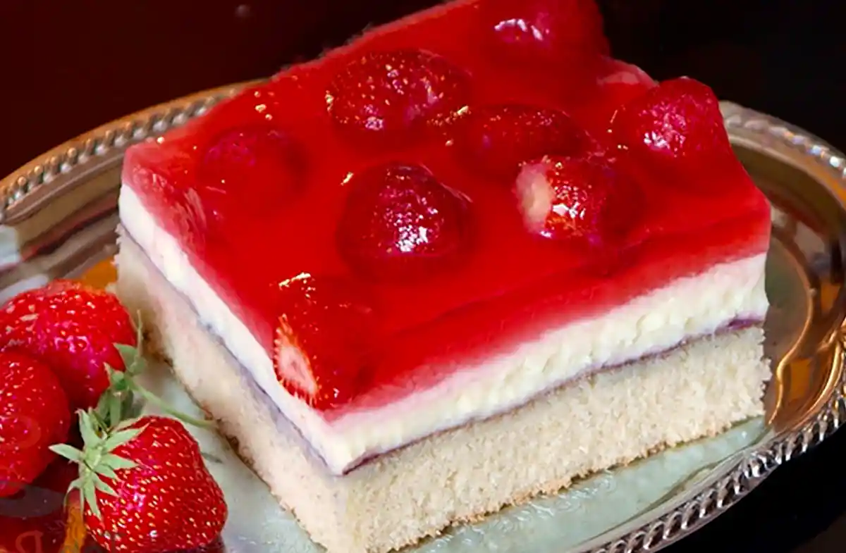 Erdbeerschnitte mit Pudding-Quark-Creme und Frucht-Gelee Rezept