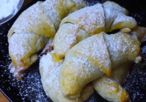 Fantastische Sahne-Hörnchen Rezept aus nur 3 Zutaten und ohne Gehzeit
