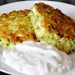 Fluffige Taler zum Eintunken: Zucchinipuffer mit Feta und Tzatziki Rezept