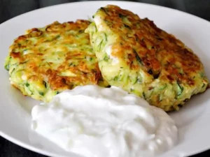 Fluffige Taler zum Eintunken: Zucchinipuffer mit Feta und Tzatziki Rezept