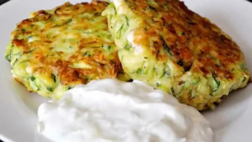 Fluffige Taler zum Eintunken: Zucchinipuffer mit Feta und Tzatziki Rezept