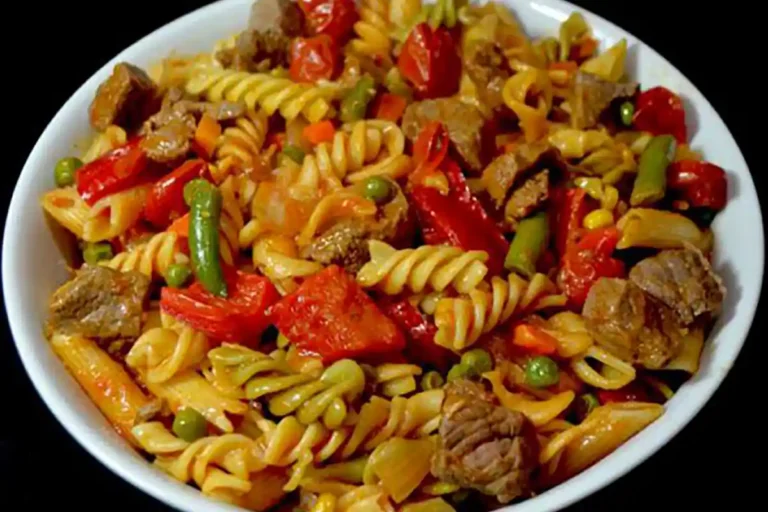 Gebratene Nudeln mit Gemüse und Fleisch Rezept