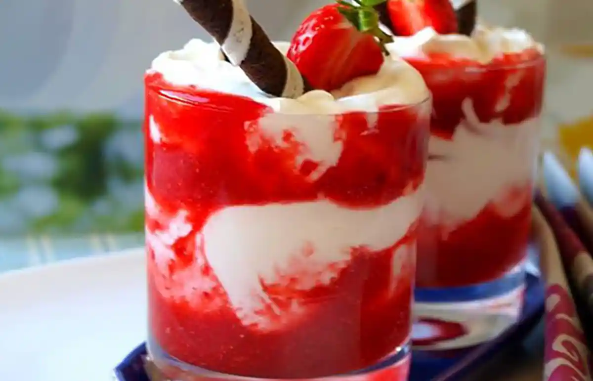 Hausgemachte Leckermäulchen-Creme mit Erdbeerpüree Rezept