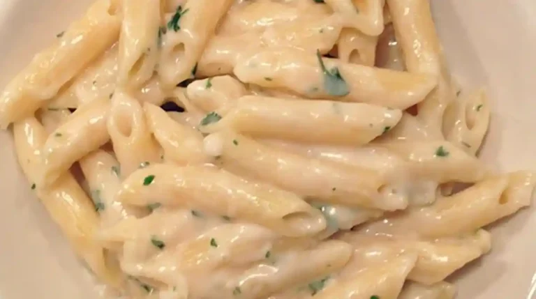 Nudeln mit cremiger Knoblauch-Käsesoße Rezept, die ihr lieben werdet