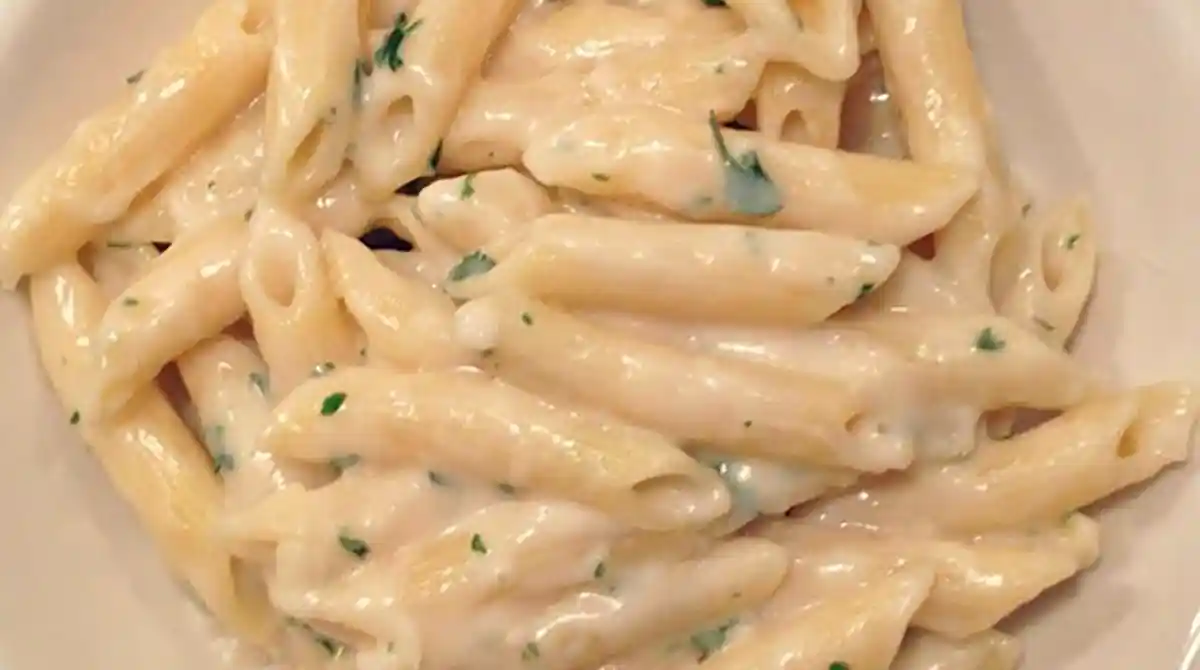 Nudeln mit cremiger Knoblauch-Käsesoße Rezept, die ihr lieben werdet