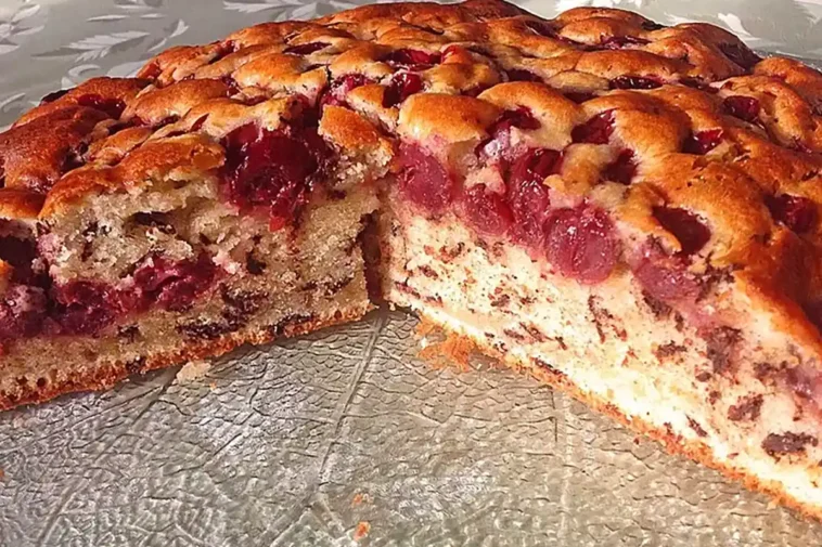 Saftiger Rührkuchen mit Kirschen Rezept