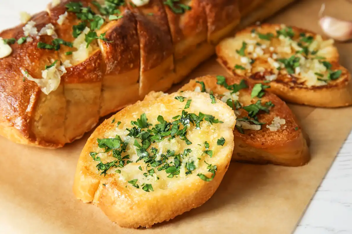 Überbackenes Brot mit gebackenem Knoblauch Rezept