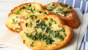 Überbackenes Brot mit gebackenem Knoblauch Rezept