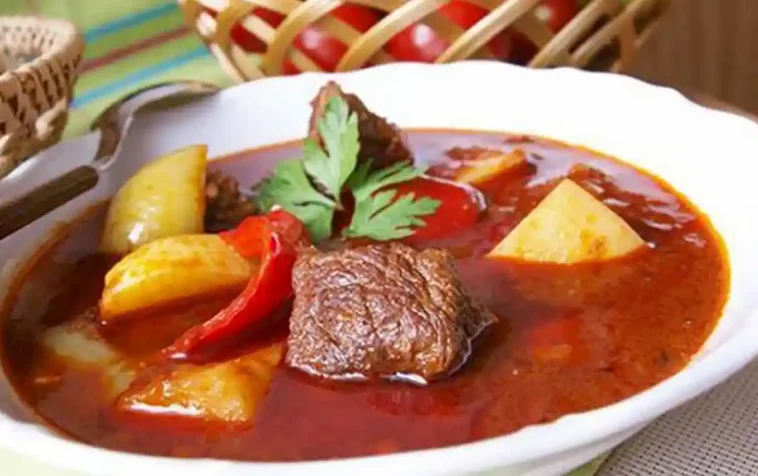 Ungarisches Gulasch mit Kartoffeln Rezept