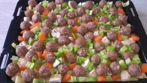 Gemüse Mit Hackbällchen Aus Dem Backofen In 15 Minuten Zubereitet!