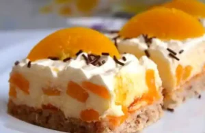 Nusskuchen mit Pfirsichcreme Rezept