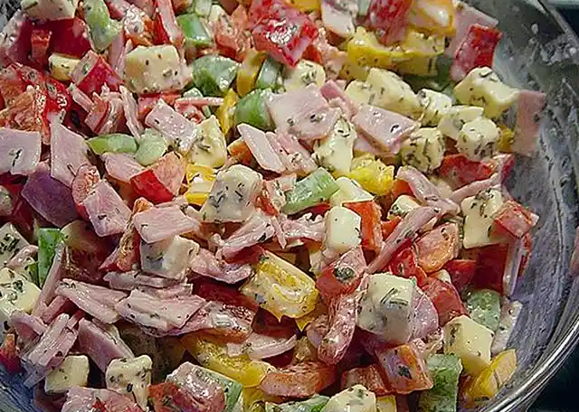 Paprika Salat mit Schinken & Käse Rezept