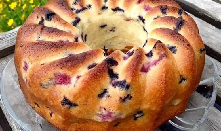 Topfkuchen mit Buttermilch, Blaubeeren und Himbeeren Rezept