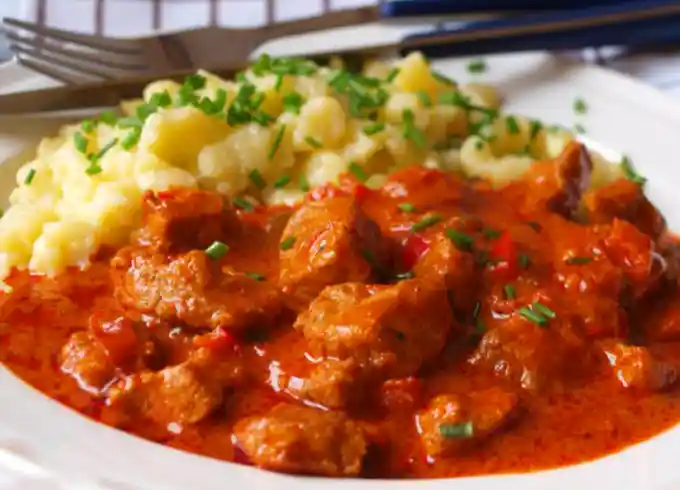 Ungarisches Paprika-Gulasch mit Nockerln Rezept