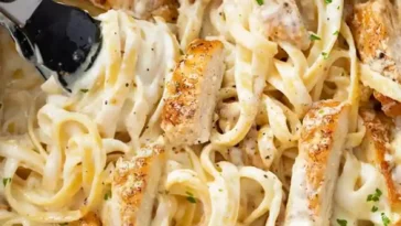 Pasta Alfredo Nudeln mit Hähnchenbrust in Käsesoße Rezept