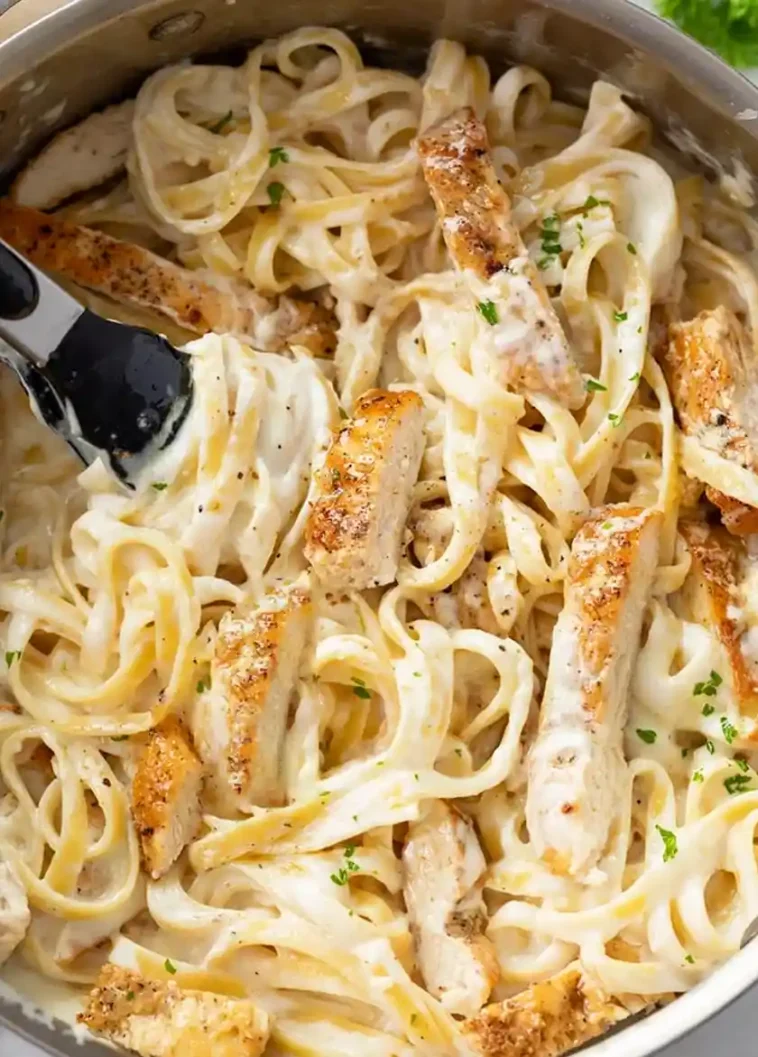 Pasta Alfredo Nudeln mit Hähnchenbrust in Käsesoße Rezept