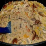 Puten Sahne Gulasch auf Bandnudeln