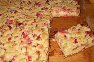Rhabarberkuchen mit Quarkcreme und Streuseln Rezept