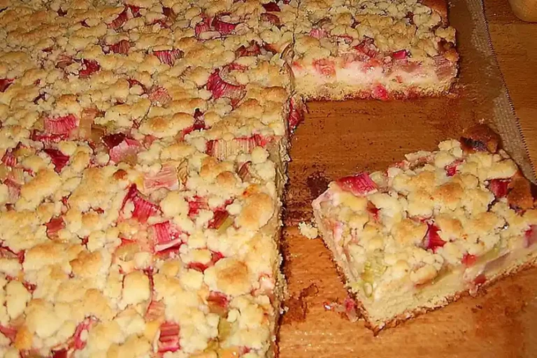 Rhabarberkuchen mit Quarkcreme und Streuseln Rezept