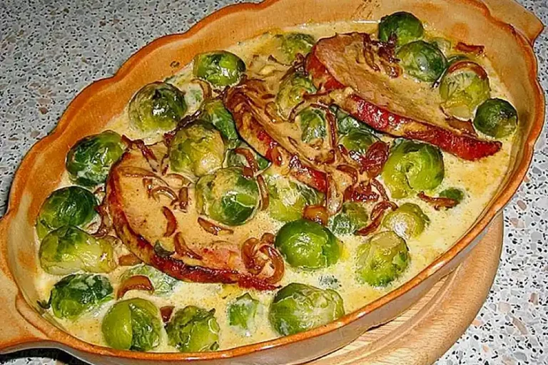 Rosenkohl-Kasseler-Auflauf Rezept: Kein Krümel bleibt übrig!