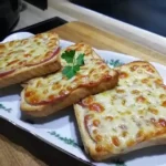 Flammkuchen Toast Deluxe Rezept: Mit knusprigem Speck und karamellisierten Zwiebeln!