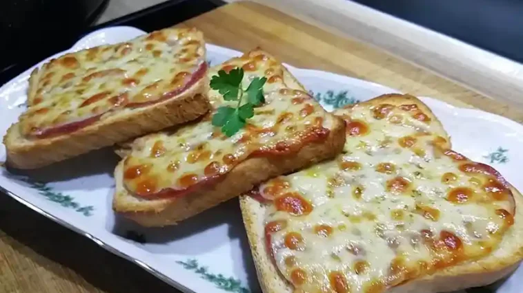 Flammkuchen Toast Deluxe Rezept: Mit knusprigem Speck und karamellisierten Zwiebeln!