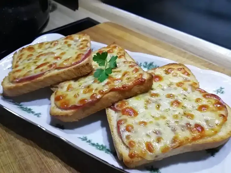 Flammkuchen Toast Deluxe Rezept: Mit knusprigem Speck und karamellisierten Zwiebeln!