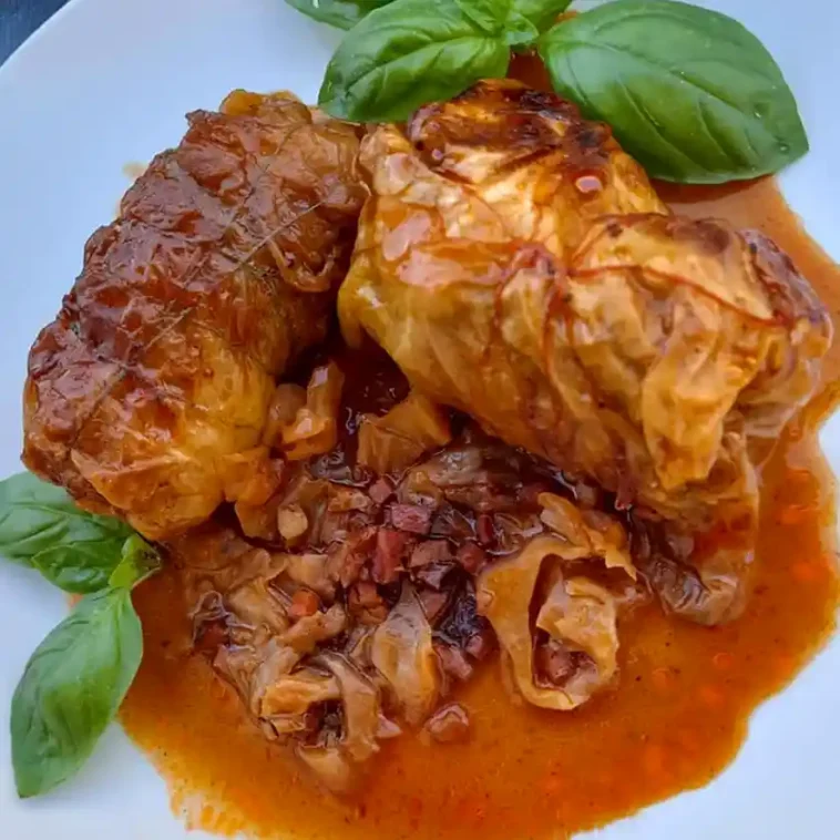 Geschmorte Kohlrouladen Rezept: Ein herzhaftes Vergnügen! - Schnelle ...