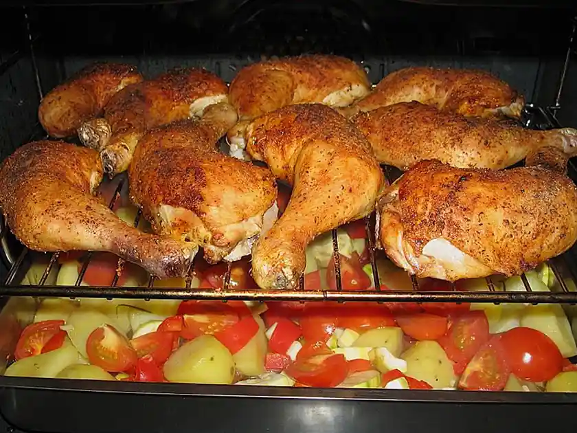 Hähnchenschenkel mit Ofen-Gemüse und Schmandcreme Rezept