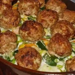Herzhafter Kartoffelauflauf mit Lauch, Hackbällchen und Gorgonzola
